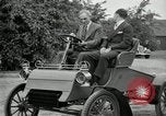 Standbild Henry Ford und Sohn Edsel Ford pose in frühen Modell Autos Dearborn Michigan USA, 1933, aus Sekunde 37 historischem Filmmaterial Videoclip 65675032016
