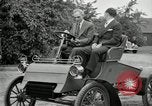 Standbild Henry Ford und Sohn Edsel Ford pose in frühen Modell Autos Dearborn Michigan USA, 1933, aus Sekunde 38 historischem Filmmaterial Videoclip 65675032016