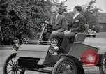 Standbild Henry Ford und Sohn Edsel Ford pose in frühen Modell Autos Dearborn Michigan USA, 1933, aus Sekunde 40 historischem Filmmaterial Videoclip 65675032016