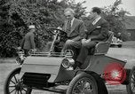 Standbild Henry Ford und Sohn Edsel Ford pose in frühen Modell Autos Dearborn Michigan USA, 1933, aus Sekunde 42 historischem Filmmaterial Videoclip 65675032016