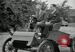 Standbild Henry Ford und Sohn Edsel Ford pose in frühen Modell Autos Dearborn Michigan USA, 1933, aus Sekunde 43 historischem Filmmaterial Videoclip 65675032016