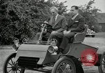 Standbild Henry Ford und Sohn Edsel Ford pose in frühen Modell Autos Dearborn Michigan USA, 1933, aus Sekunde 44 historischem Filmmaterial Videoclip 65675032016