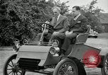 Standbild Henry Ford und Sohn Edsel Ford pose in frühen Modell Autos Dearborn Michigan USA, 1933, aus Sekunde 45 historischem Filmmaterial Videoclip 65675032016