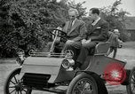 Standbild Henry Ford und Sohn Edsel Ford pose in frühen Modell Autos Dearborn Michigan USA, 1933, aus Sekunde 46 historischem Filmmaterial Videoclip 65675032016