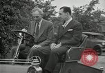 Standbild Henry Ford und Sohn Edsel Ford pose in frühen Modell Autos Dearborn Michigan USA, 1933, aus Sekunde 47 historischem Filmmaterial Videoclip 65675032016