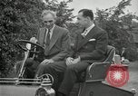 Standbild Henry Ford und Sohn Edsel Ford pose in frühen Modell Autos Dearborn Michigan USA, 1933, aus Sekunde 48 historischem Filmmaterial Videoclip 65675032016