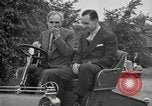 Standbild Henry Ford und Sohn Edsel Ford pose in frühen Modell Autos Dearborn Michigan USA, 1933, aus Sekunde 51 historischem Filmmaterial Videoclip 65675032016