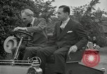 Standbild Henry Ford und Sohn Edsel Ford pose in frühen Modell Autos Dearborn Michigan USA, 1933, aus Sekunde 53 historischem Filmmaterial Videoclip 65675032016