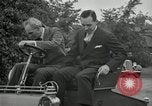Standbild Henry Ford und Sohn Edsel Ford pose in frühen Modell Autos Dearborn Michigan USA, 1933, aus Sekunde 54 historischem Filmmaterial Videoclip 65675032016