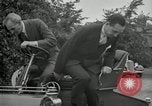 Standbild Henry Ford und Sohn Edsel Ford pose in frühen Modell Autos Dearborn Michigan USA, 1933, aus Sekunde 55 historischem Filmmaterial Videoclip 65675032016