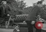 Standbild Henry Ford und Sohn Edsel Ford pose in frühen Modell Autos Dearborn Michigan USA, 1933, aus Sekunde 56 historischem Filmmaterial Videoclip 65675032016