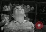 Standbild Huhn ausgebrütet New Brunswick New Jersey USA, 1941, aus Sekunde 36 historischem Filmmaterial Videoclip 65675032025