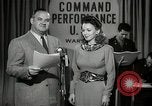Image performances radio de commande Hollywood Los Angeles California USA, 1943, de la seconde 4 séquences d'archives historiques vidéo 65675032039