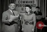 Image performances radio de commande Hollywood Los Angeles California USA, 1943, de la seconde 5 séquences d'archives historiques vidéo 65675032039