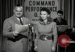 Image performances radio de commande Hollywood Los Angeles California USA, 1943, de la seconde 6 séquences d'archives historiques vidéo 65675032039