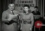 Image performances radio de commande Hollywood Los Angeles California USA, 1943, de la seconde 7 séquences d'archives historiques vidéo 65675032039