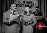 Image performances radio de commande Hollywood Los Angeles California USA, 1943, de la seconde 8 séquences d'archives historiques vidéo 65675032039
