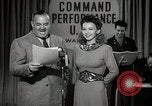 Image performances radio de commande Hollywood Los Angeles California USA, 1943, de la seconde 9 séquences d'archives historiques vidéo 65675032039
