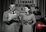 Image performances radio de commande Hollywood Los Angeles California USA, 1943, de la seconde 13 séquences d'archives historiques vidéo 65675032039