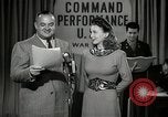 Image performances radio de commande Hollywood Los Angeles California USA, 1943, de la seconde 14 séquences d'archives historiques vidéo 65675032039