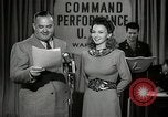 Image performances radio de commande Hollywood Los Angeles California USA, 1943, de la seconde 15 séquences d'archives historiques vidéo 65675032039