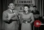 Image performances radio de commande Hollywood Los Angeles California USA, 1943, de la seconde 16 séquences d'archives historiques vidéo 65675032039