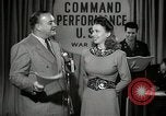 Image performances radio de commande Hollywood Los Angeles California USA, 1943, de la seconde 17 séquences d'archives historiques vidéo 65675032039