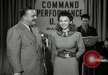 Image performances radio de commande Hollywood Los Angeles California USA, 1943, de la seconde 18 séquences d'archives historiques vidéo 65675032039
