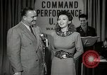Image performances radio de commande Hollywood Los Angeles California USA, 1943, de la seconde 19 séquences d'archives historiques vidéo 65675032039