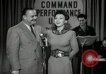 Image performances radio de commande Hollywood Los Angeles California USA, 1943, de la seconde 20 séquences d'archives historiques vidéo 65675032039