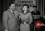 Image performances radio de commande Hollywood Los Angeles California USA, 1943, de la seconde 21 séquences d'archives historiques vidéo 65675032039