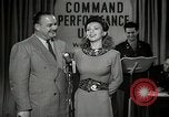 Image performances radio de commande Hollywood Los Angeles California USA, 1943, de la seconde 22 séquences d'archives historiques vidéo 65675032039