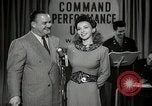 Image performances radio de commande Hollywood Los Angeles California USA, 1943, de la seconde 23 séquences d'archives historiques vidéo 65675032039