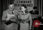 Image performances radio de commande Hollywood Los Angeles California USA, 1943, de la seconde 24 séquences d'archives historiques vidéo 65675032039