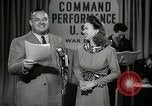 Image performances radio de commande Hollywood Los Angeles California USA, 1943, de la seconde 25 séquences d'archives historiques vidéo 65675032039