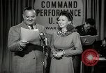 Image performances radio de commande Hollywood Los Angeles California USA, 1943, de la seconde 26 séquences d'archives historiques vidéo 65675032039