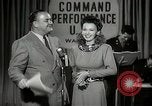 Image performances radio de commande Hollywood Los Angeles California USA, 1943, de la seconde 27 séquences d'archives historiques vidéo 65675032039