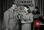 Image performances radio de commande Hollywood Los Angeles California USA, 1943, de la seconde 28 séquences d'archives historiques vidéo 65675032039