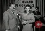 Image performances radio de commande Hollywood Los Angeles California USA, 1943, de la seconde 29 séquences d'archives historiques vidéo 65675032039