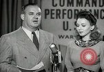 Image performances radio de commande Hollywood Los Angeles California USA, 1943, de la seconde 31 séquences d'archives historiques vidéo 65675032039