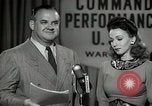 Image performances radio de commande Hollywood Los Angeles California USA, 1943, de la seconde 32 séquences d'archives historiques vidéo 65675032039