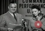 Image performances radio de commande Hollywood Los Angeles California USA, 1943, de la seconde 33 séquences d'archives historiques vidéo 65675032039