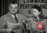 Image performances radio de commande Hollywood Los Angeles California USA, 1943, de la seconde 36 séquences d'archives historiques vidéo 65675032039