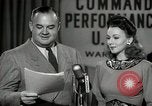 Image performances radio de commande Hollywood Los Angeles California USA, 1943, de la seconde 37 séquences d'archives historiques vidéo 65675032039