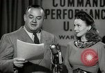 Image performances radio de commande Hollywood Los Angeles California USA, 1943, de la seconde 42 séquences d'archives historiques vidéo 65675032039