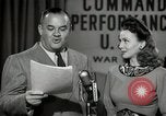 Image performances radio de commande Hollywood Los Angeles California USA, 1943, de la seconde 43 séquences d'archives historiques vidéo 65675032039