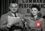 Image performances radio de commande Hollywood Los Angeles California USA, 1943, de la seconde 45 séquences d'archives historiques vidéo 65675032039