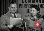 Image performances radio de commande Hollywood Los Angeles California USA, 1943, de la seconde 49 séquences d'archives historiques vidéo 65675032039