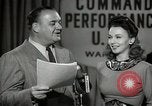 Image performances radio de commande Hollywood Los Angeles California USA, 1943, de la seconde 51 séquences d'archives historiques vidéo 65675032039