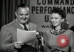 Image performances radio de commande Hollywood Los Angeles California USA, 1943, de la seconde 53 séquences d'archives historiques vidéo 65675032039